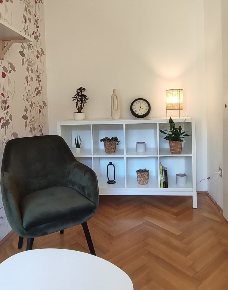 Az Önismereti zug egyik világos, csendes terápiás szobája, a virágos szoba.